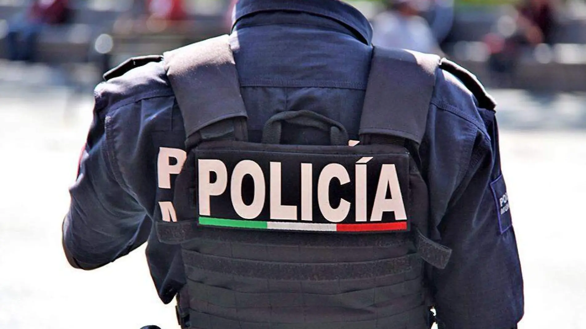 policia de espaldas